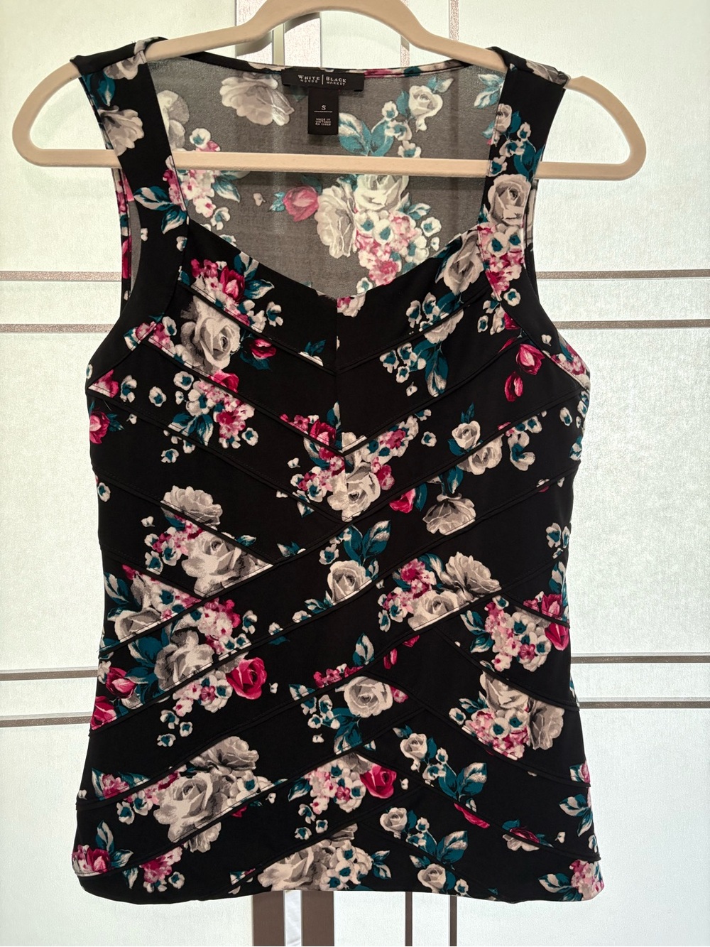 White House Black Market Black Floral V-Neck Sleeveless Top